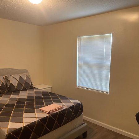 Private Queen Bedroom C Shared Common Spaces Fort Pierce Bagian luar foto