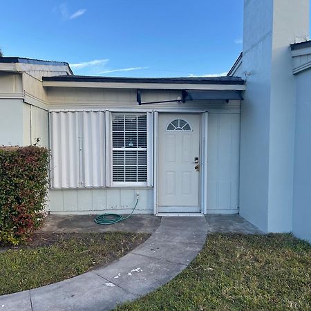 Private Queen Bedroom C Shared Common Spaces Fort Pierce Bagian luar foto